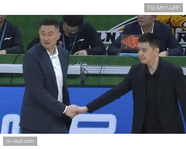 特写:杜锋与杨鸣在技术台前激烈交流,裁判介入